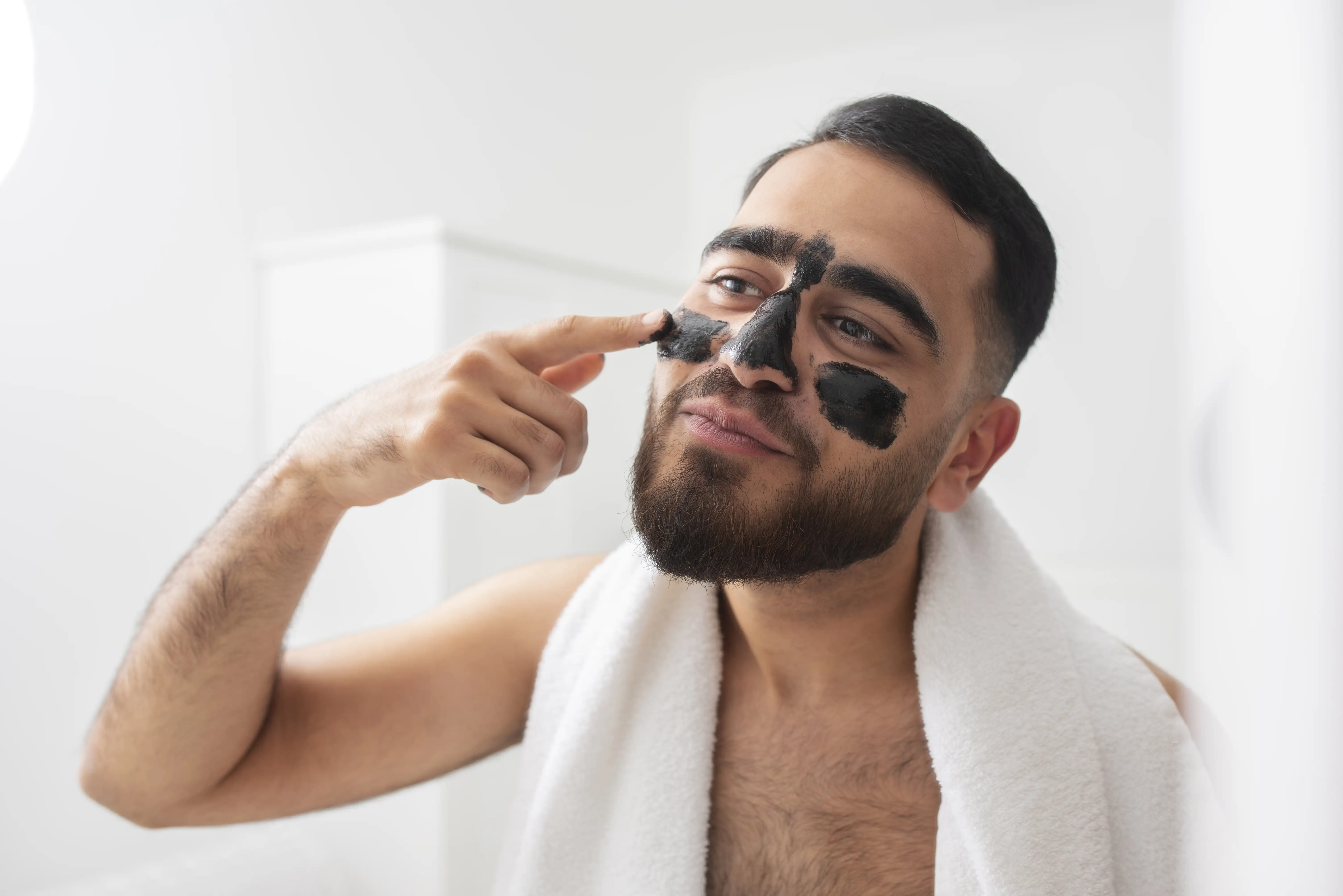 Limpeza de pele masculina: por que carvão ativado funciona?